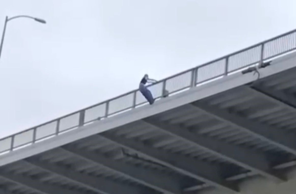 Ikna Cabalari Yetmedi Osmangazi Koprusunde Atlayan Kadinin Sosyal Medya Fenomeni Oldug (1)-1