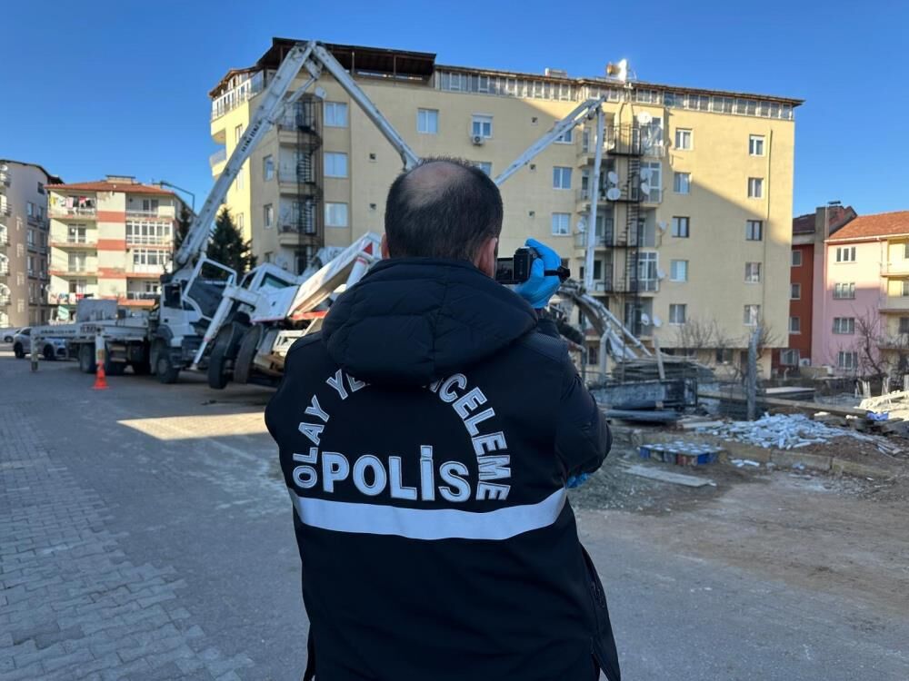 Insaat Santiyesinde Korkunc Kaza Beton Pompasinin Altinda Kalan Isci Hayatini Kaybetti (3)