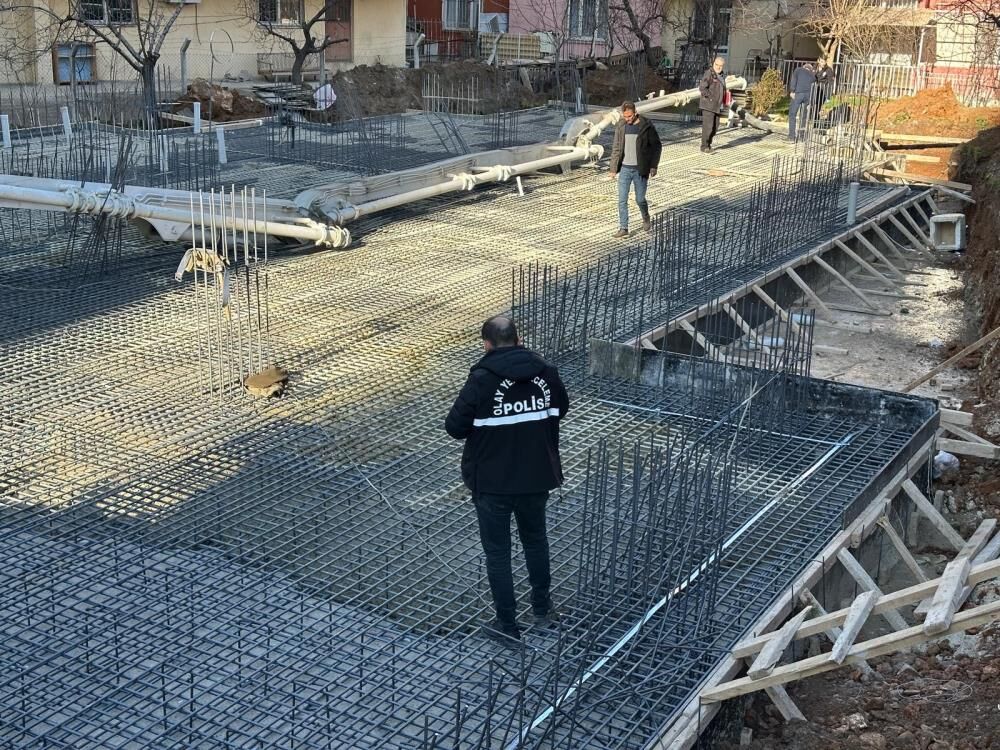 Insaat Santiyesinde Korkunc Kaza Beton Pompasinin Altinda Kalan Isci Hayatini Kaybetti (4)