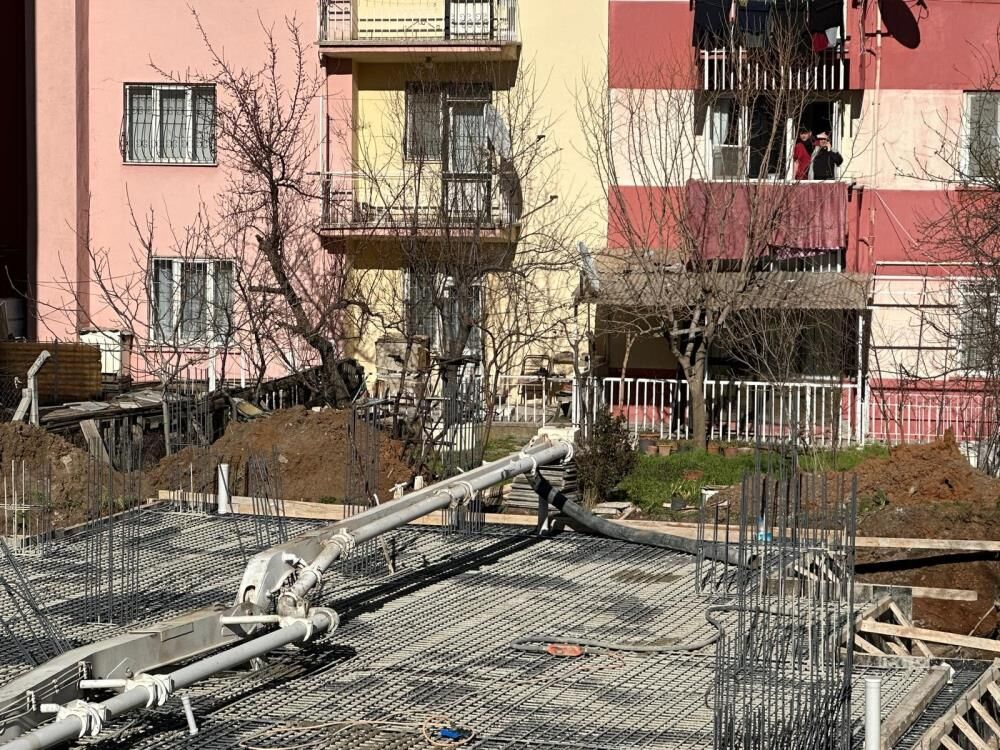 Insaat Santiyesinde Korkunc Kaza Beton Pompasinin Altinda Kalan Isci Hayatini Kaybetti (5)