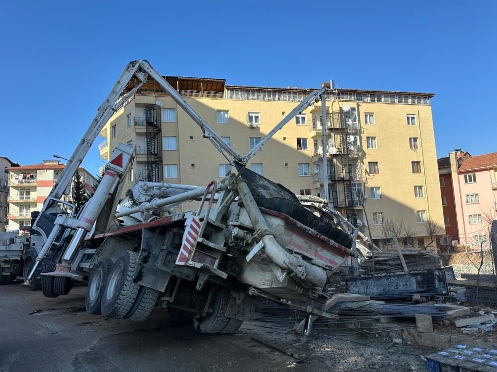 Insaat Santiyesinde Korkunc Kaza Beton Pompasinin Altinda Kalan Isci Hayatini Kaybetti (6)
