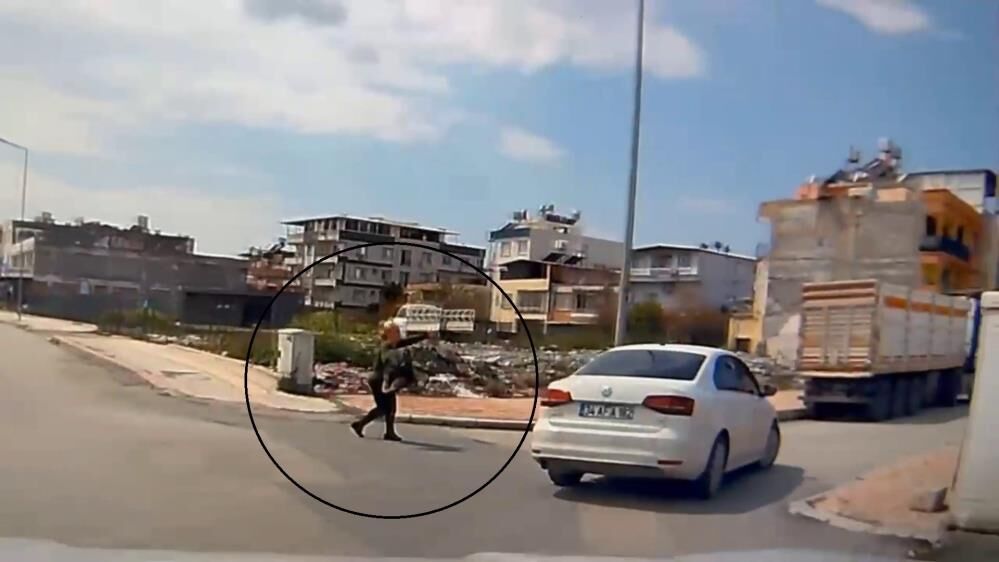 Kaldirimda Yuruyen Kadinin Boynundaki Kolyeyi Koparip Calan Hirsiz Arac Kamerasina Yan (2)