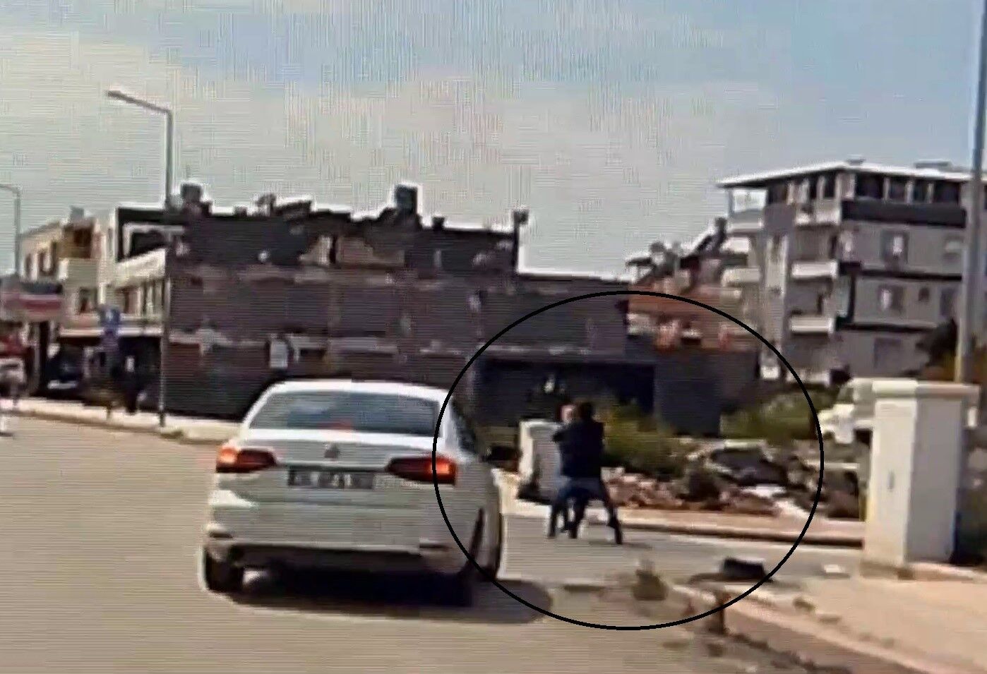 Kaldirimda Yuruyen Kadinin Boynundaki Kolyeyi Koparip Calan Hirsiz Arac Kamerasina Yan