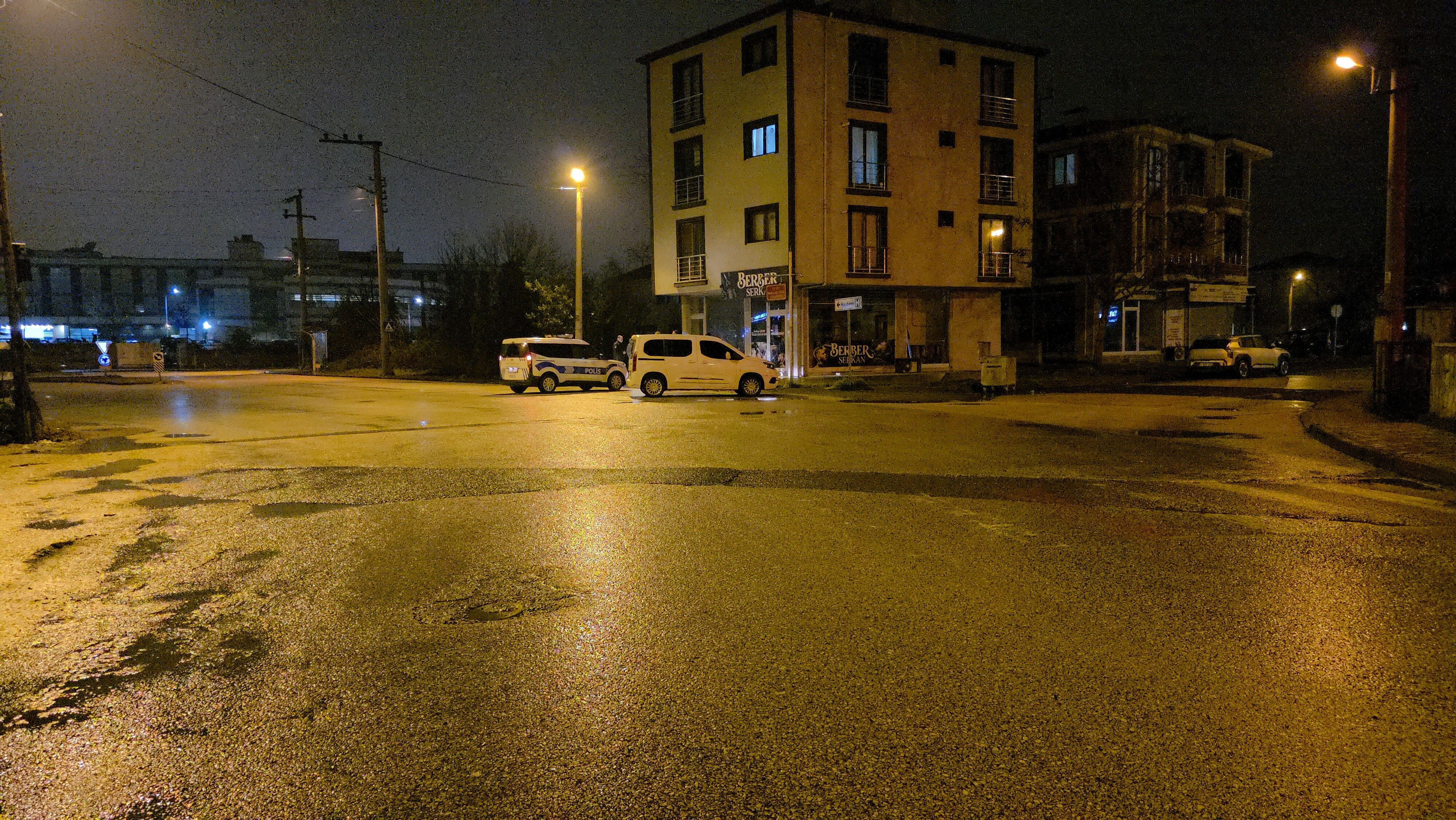 Kan Donduran Gece 14 Yasindaki Cocuk Durakta Vurulmus Halde Bulundu (2)