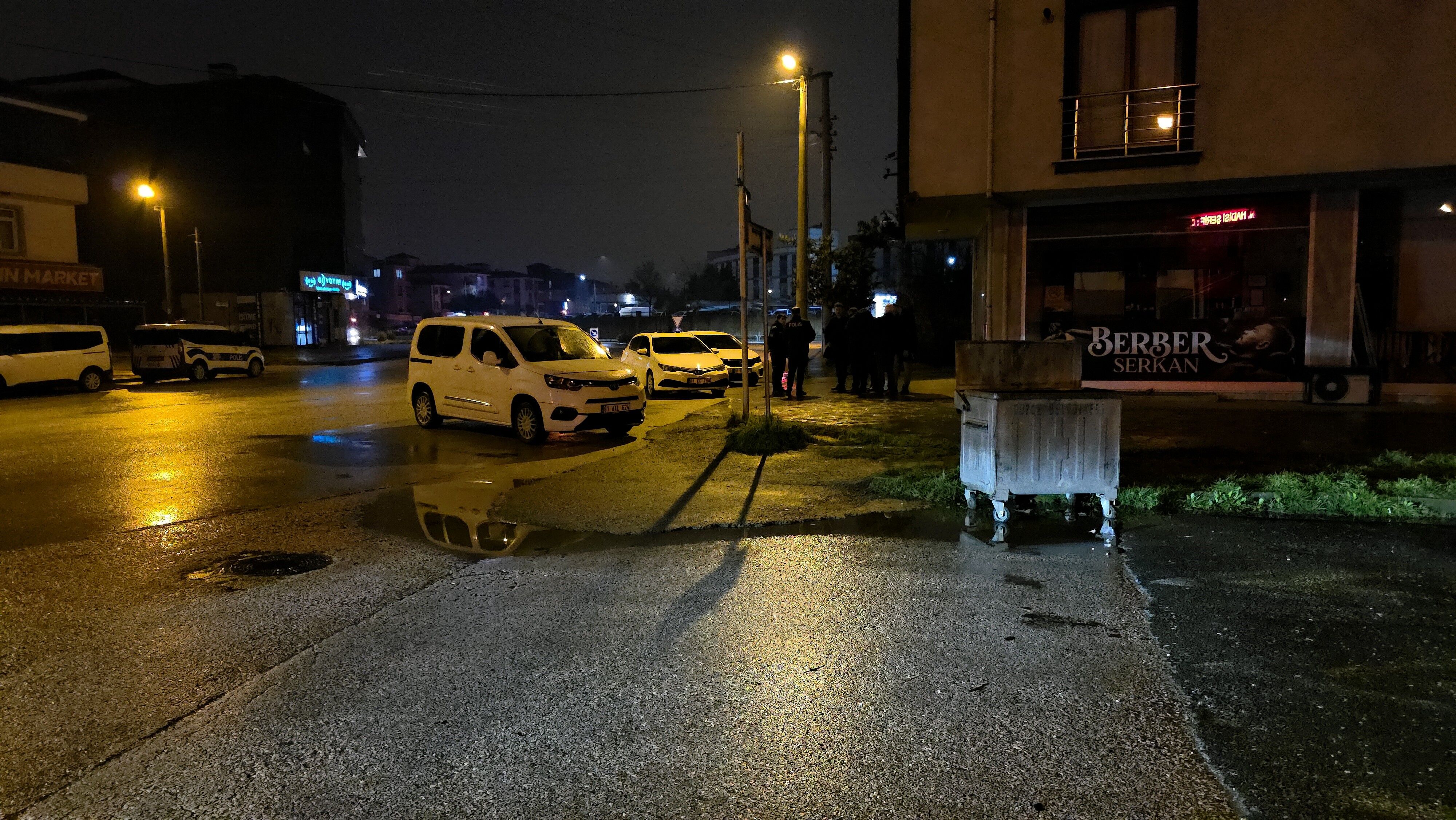 Kan Donduran Gece 14 Yasindaki Cocuk Durakta Vurulmus Halde Bulundu (3)