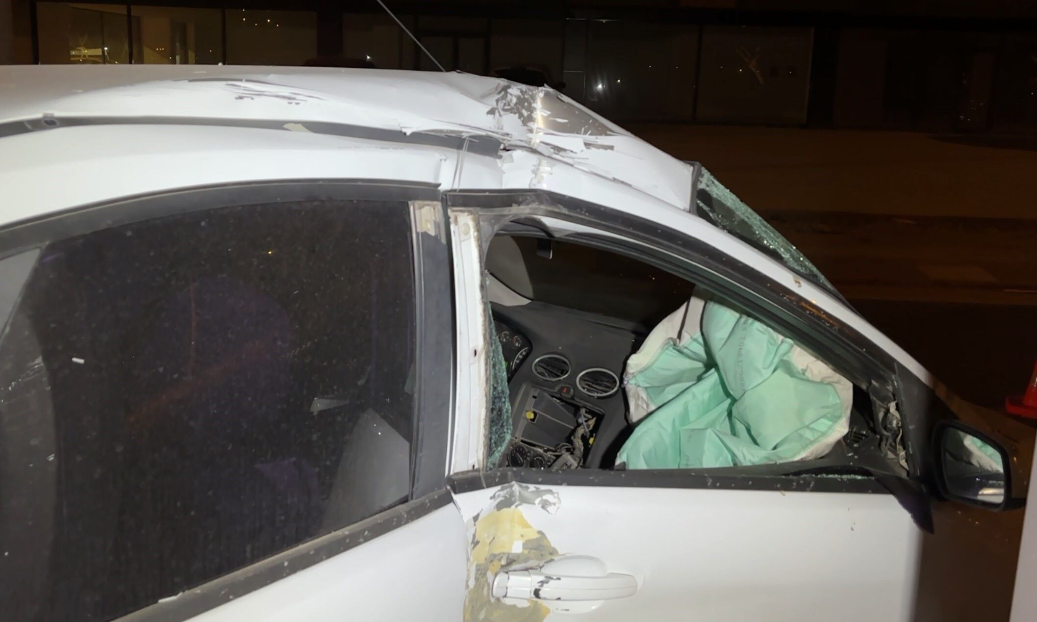 Kaza Sonrasi Cam Ve Plastik Parcalariyla Dolan Yolu Vatandas Kirilan Agacla Boyle Temi (1)-1