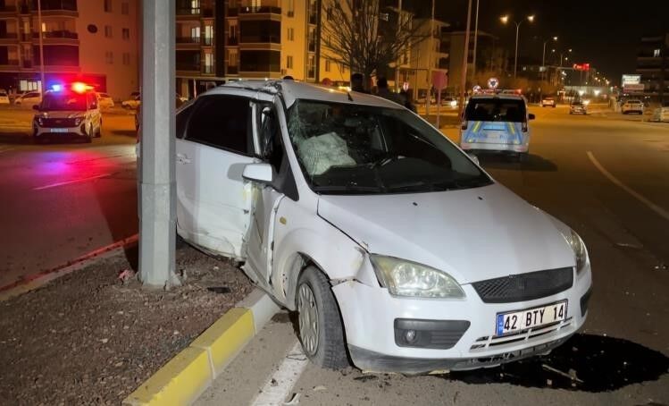 Kaza Sonrasi Cam Ve Plastik Parcalariyla Dolan Yolu Vatandas Kirilan Agacla Boyle Temi (3)