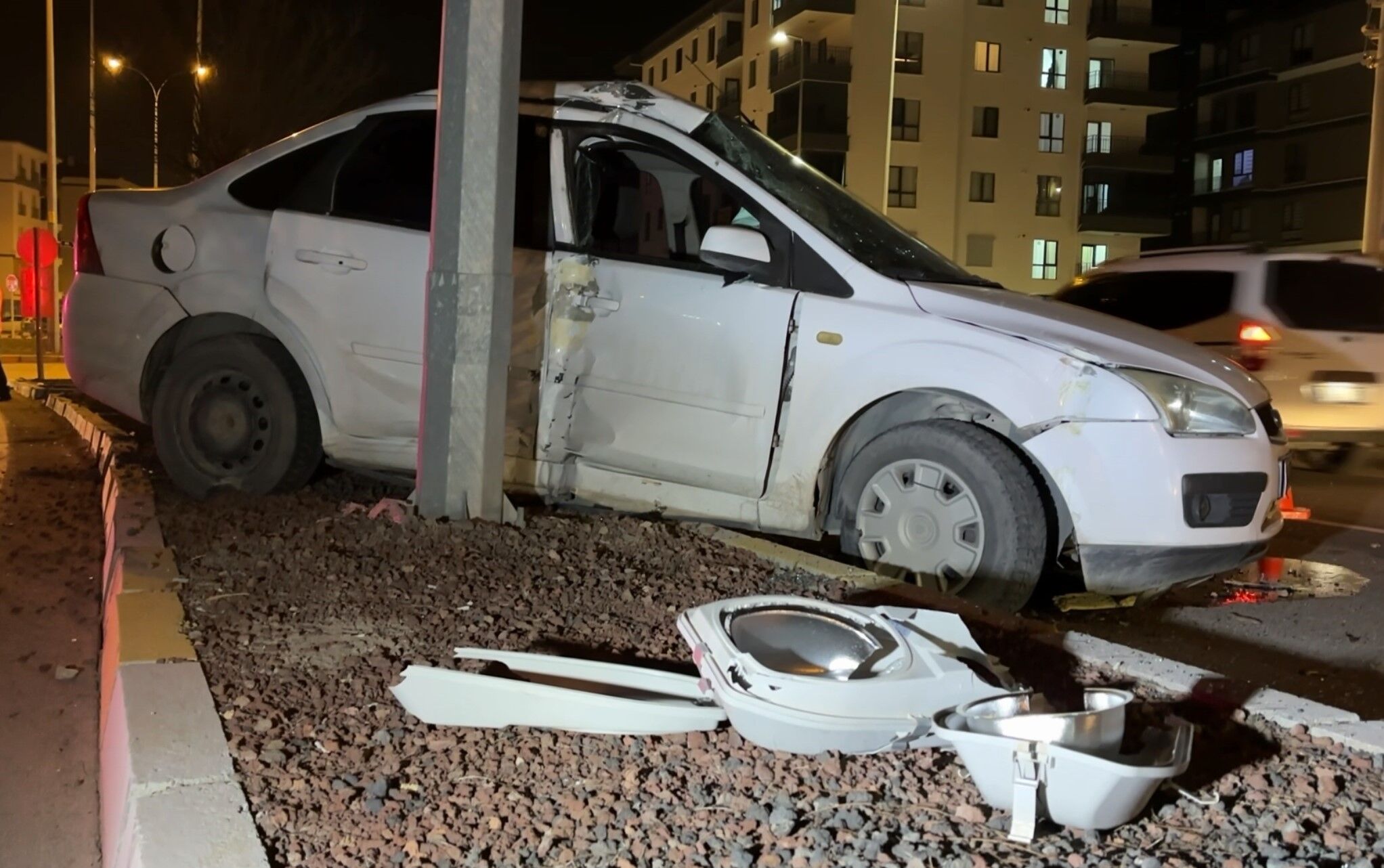 Kaza Sonrasi Cam Ve Plastik Parcalariyla Dolan Yolu Vatandas Kirilan Agacla Boyle Temi (4)