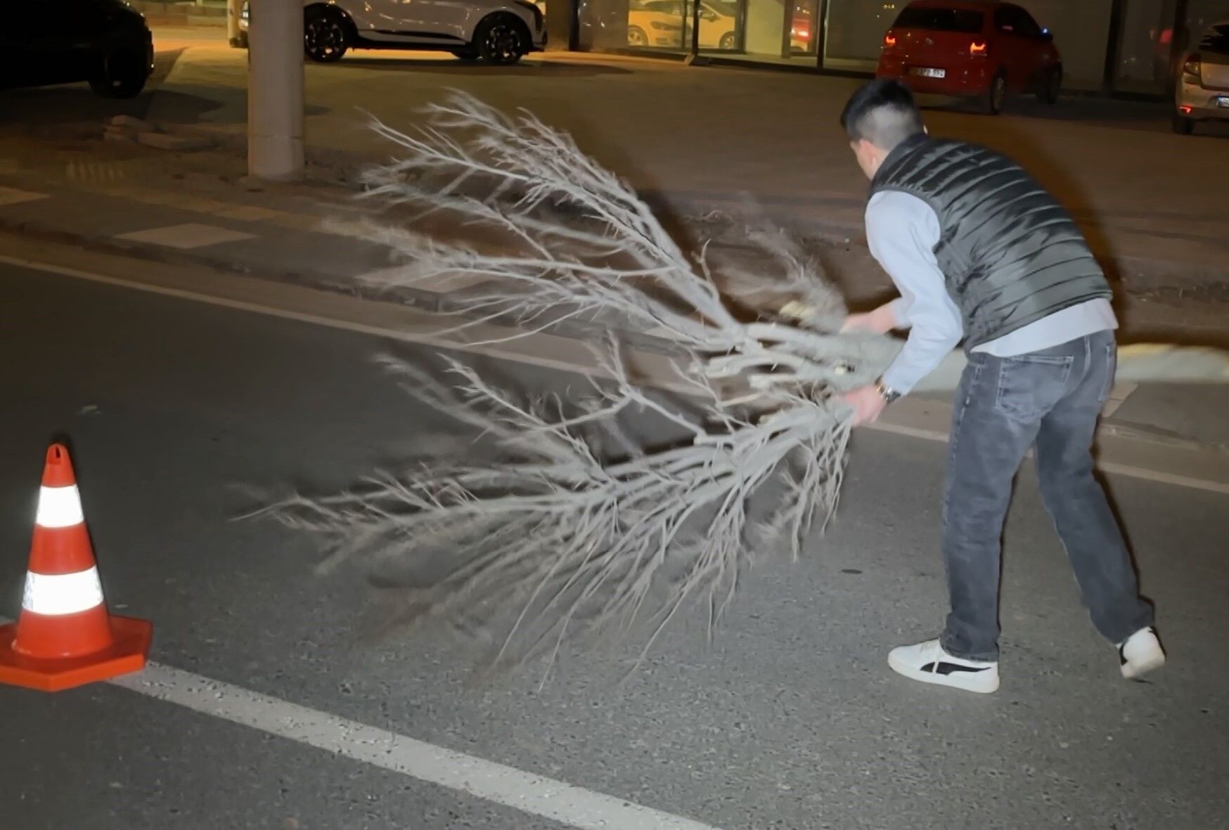 Kaza Sonrasi Cam Ve Plastik Parcalariyla Dolan Yolu Vatandas Kirilan Agacla Boyle Temi (5)