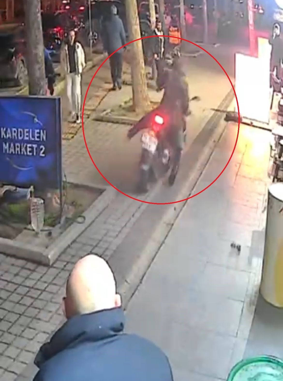 Kaza Yapti Alkol Aldi Yardim Eden Kadinlari Darp Etti Ilginc Olay Kameraya Yansidi (3)