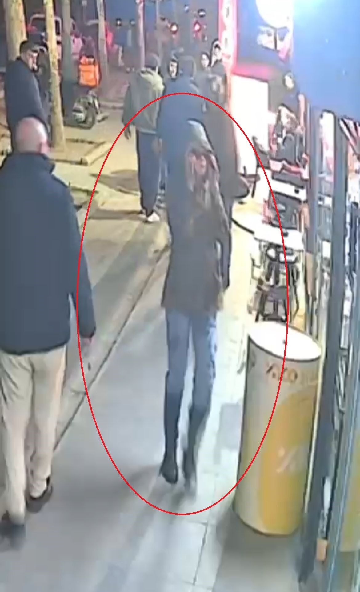 Kaza Yapti Alkol Aldi Yardim Eden Kadinlari Darp Etti Ilginc Olay Kameraya Yansidi (4)