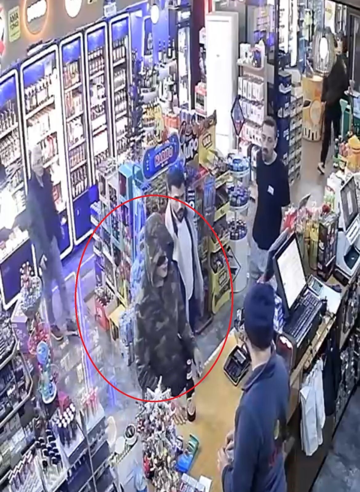 Kaza Yapti Alkol Aldi Yardim Eden Kadinlari Darp Etti Ilginc Olay Kameraya Yansidi (5)