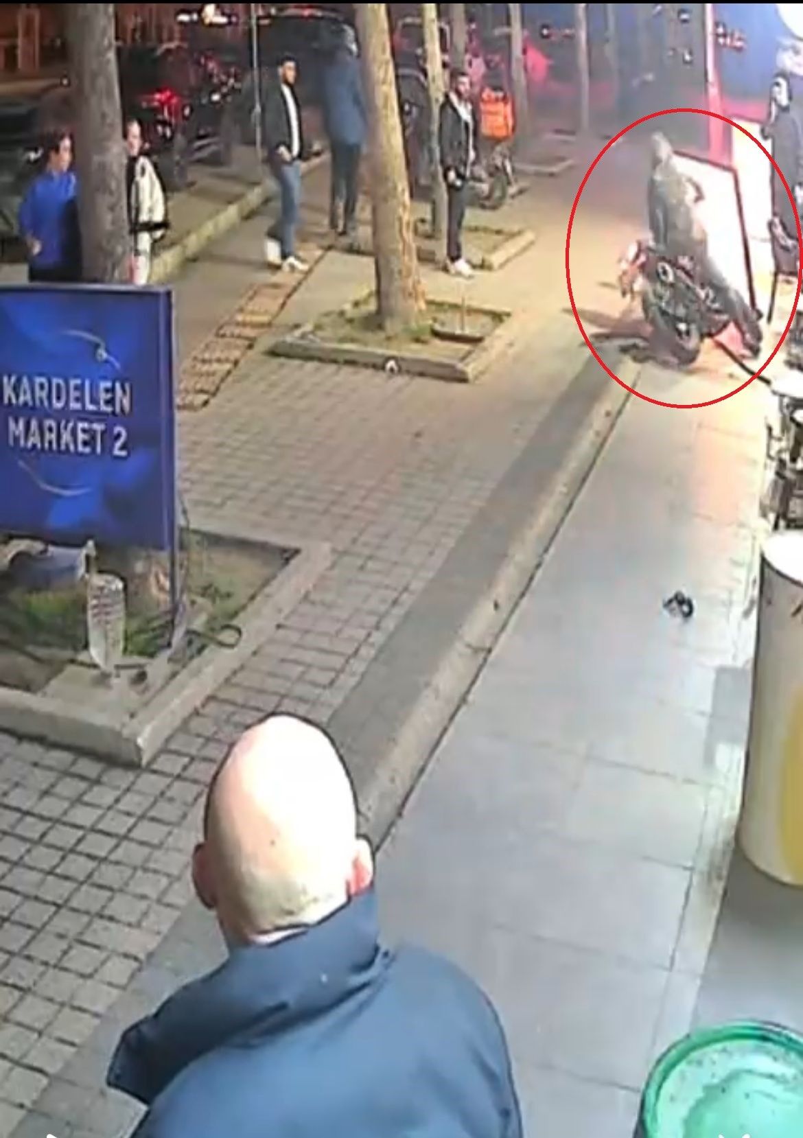 Kaza Yapti Alkol Aldi Yardim Eden Kadinlari Darp Etti Ilginc Olay Kameraya Yansidi (6)