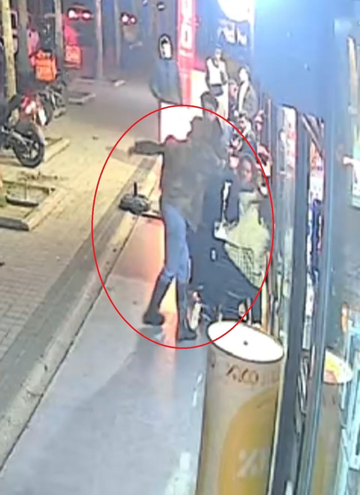 Kaza Yapti Alkol Aldi Yardim Eden Kadinlari Darp Etti Ilginc Olay Kameraya Yansidi (7)