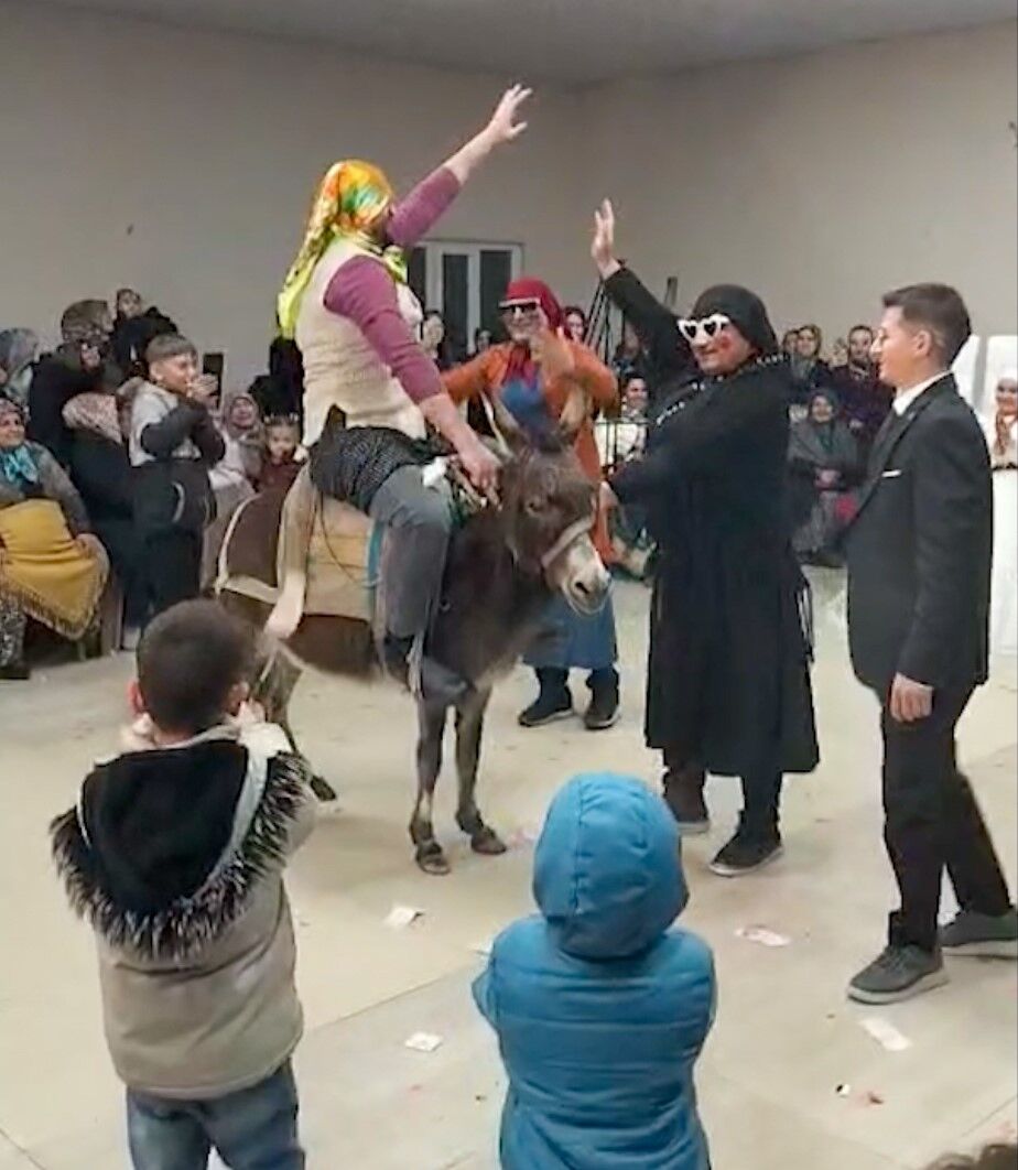 Kina Gecesinde Renkli Anlar Manisada Esekle Salona Giren Damadin Arkadasi Kahkahalara (3)