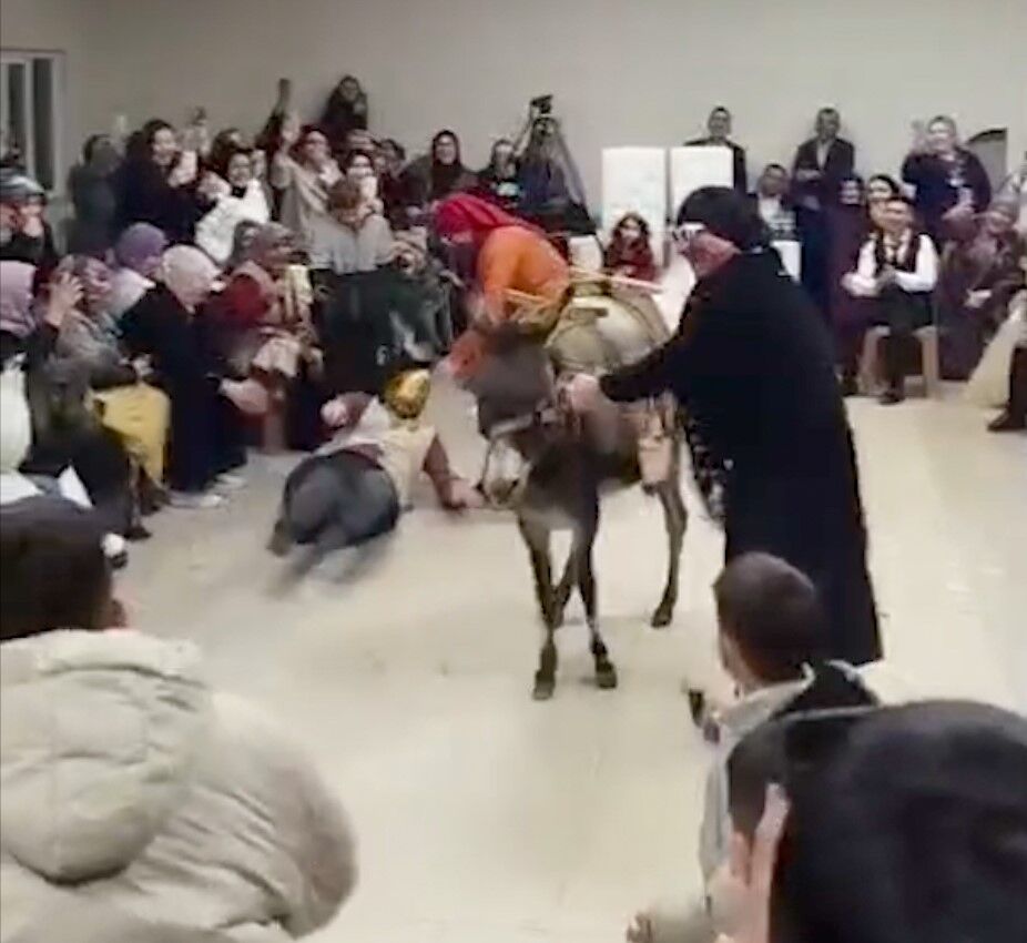 Kina Gecesinde Renkli Anlar Manisada Esekle Salona Giren Damadin Arkadasi Kahkahalara (4)