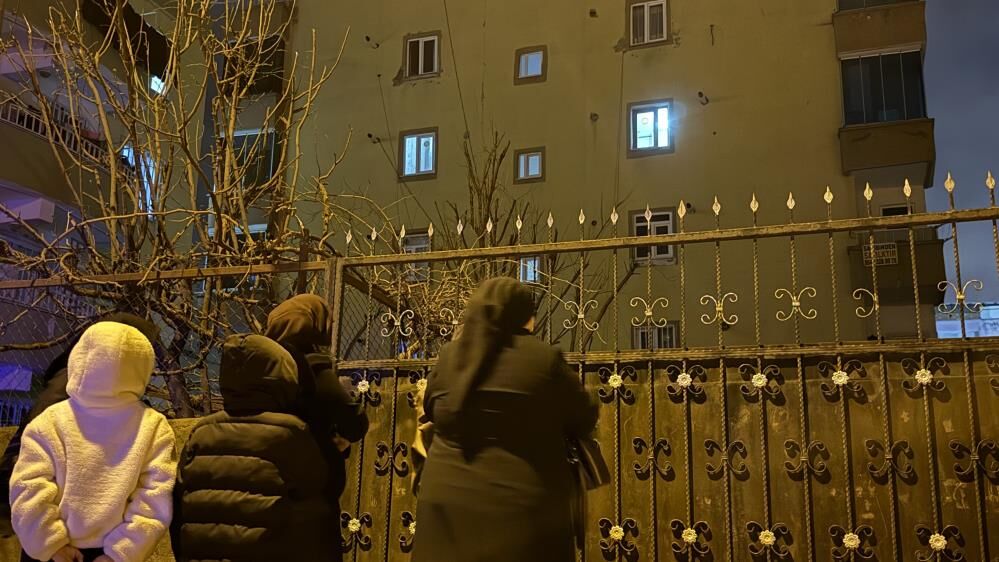 Kolonlardan Gelen Catlama Sesi Panik Yaratti 6 Katli Apartman Bosaltildi (2)