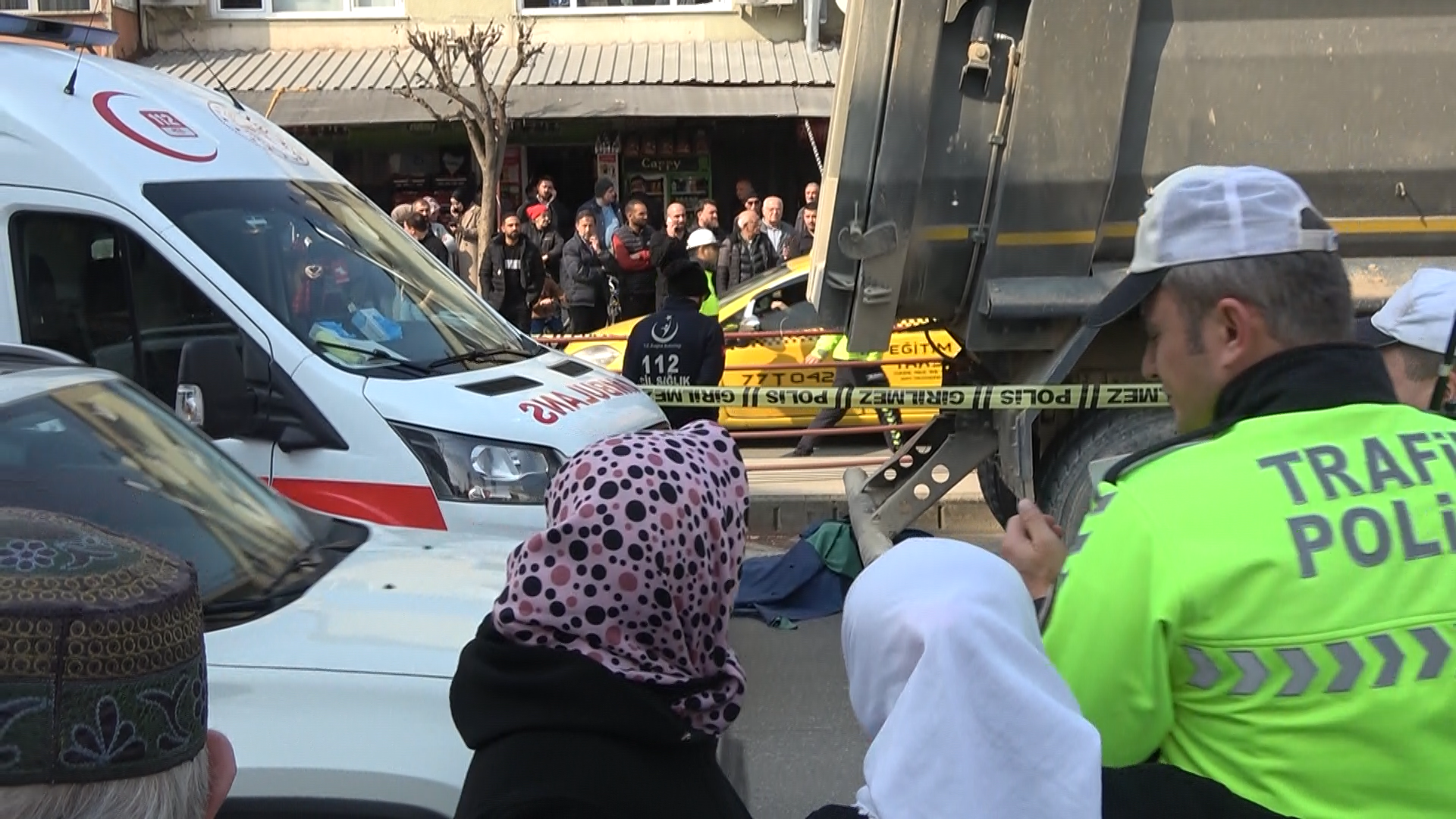 Kör Nokta Faciası! Kamyonun Altında Böyle Can Verdi (7)