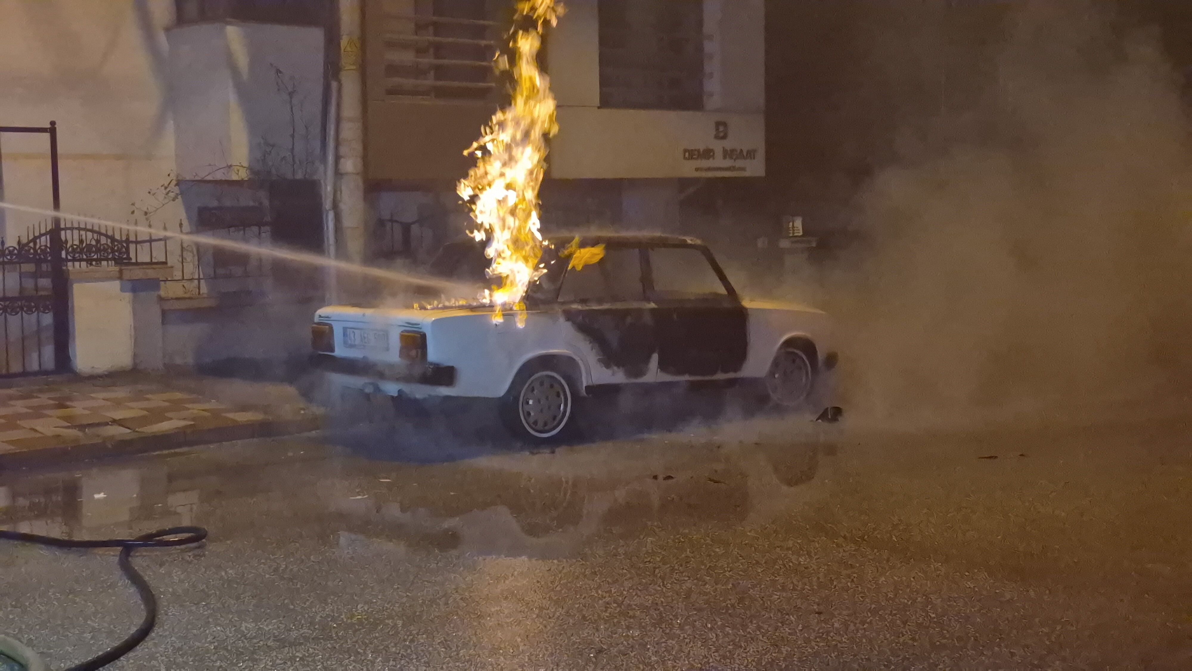 Lpgli Arac Alev Aldi Sokak Dumanla Kaplandi (1)