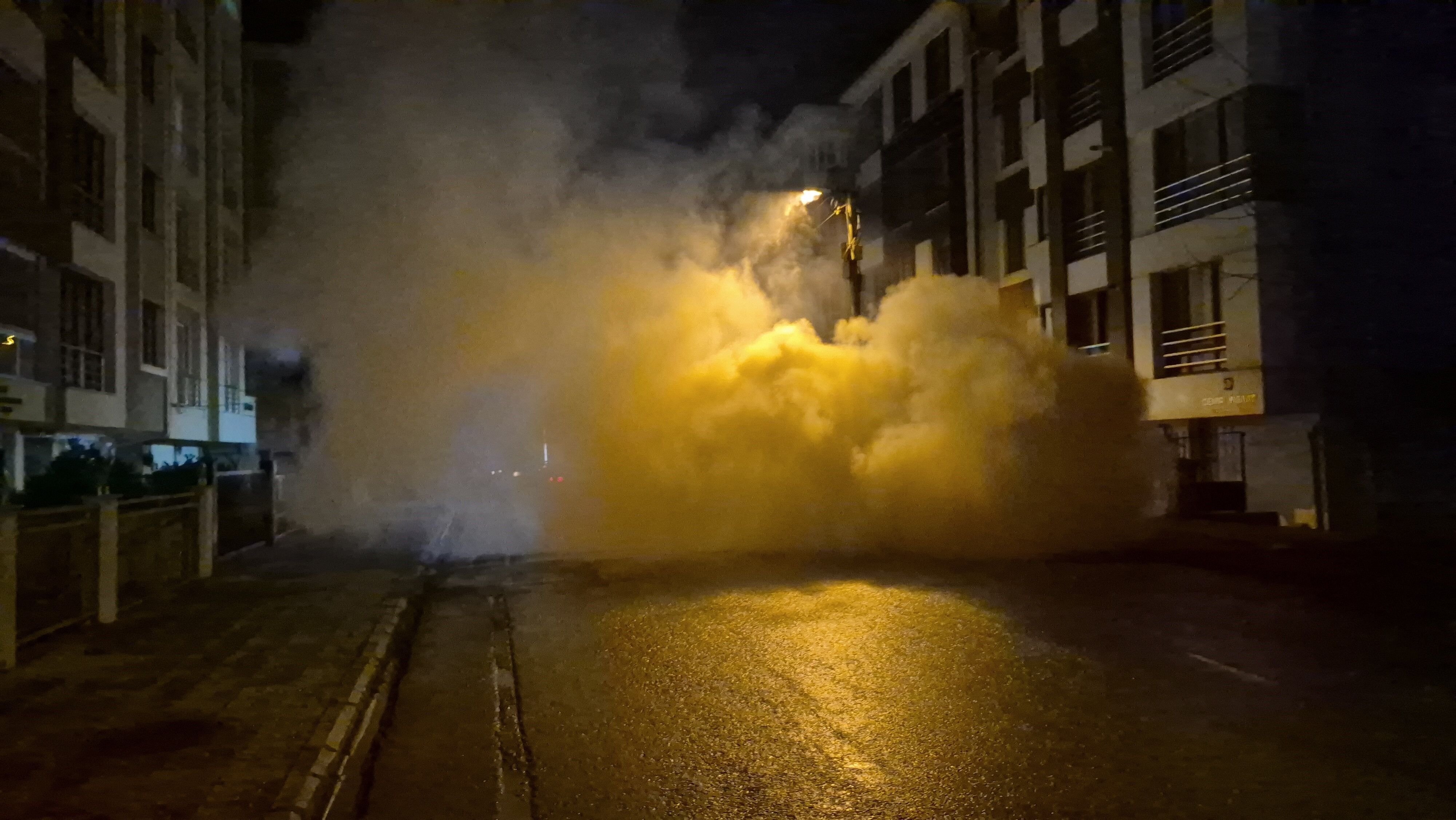 Lpgli Arac Alev Aldi Sokak Dumanla Kaplandi (3)