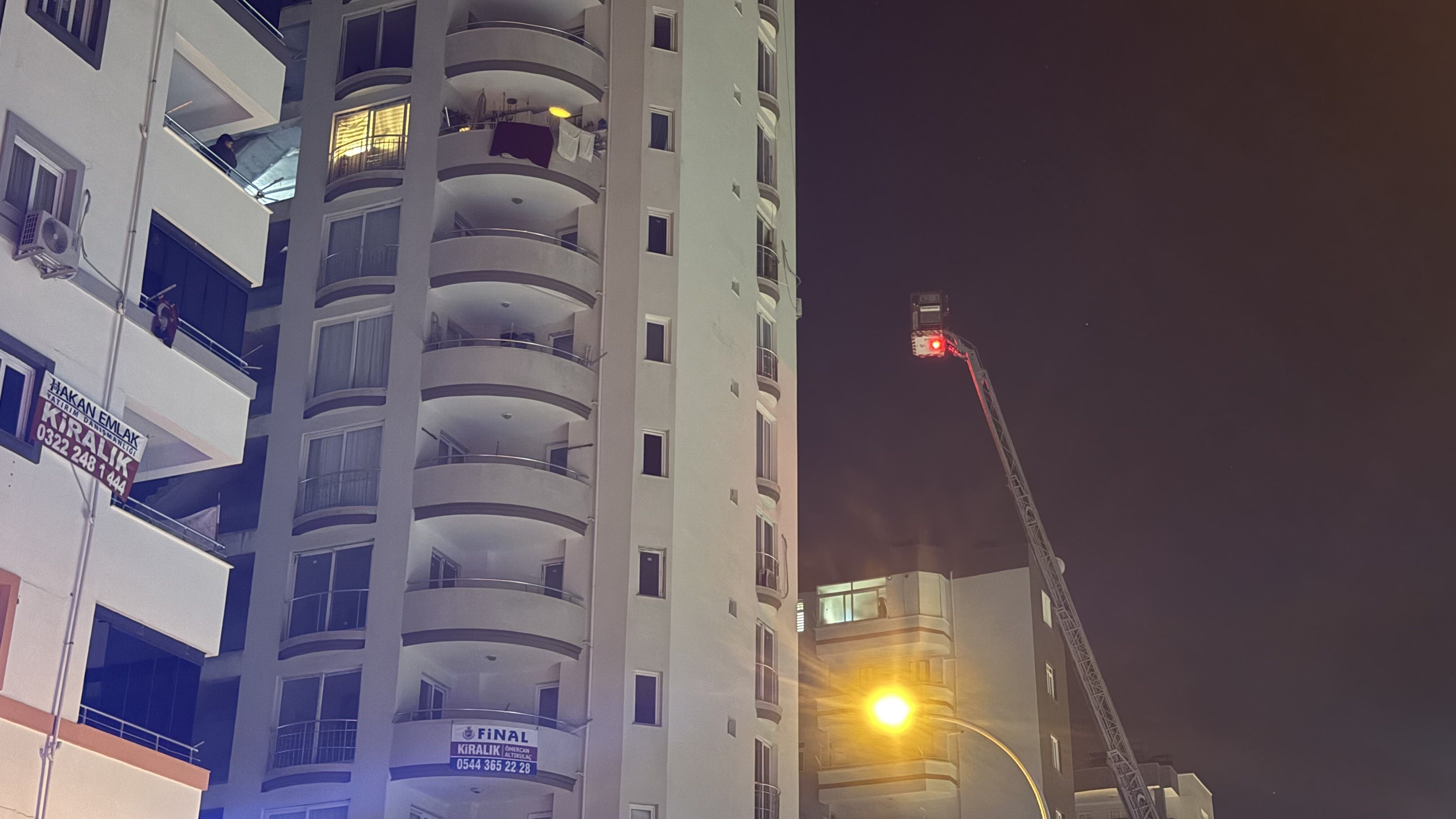 Mahalleyi Korkutan Anlar Kolonya Sisesiyle Balkonda Bagiran Genc Kendini Ve Evi Yakmak (1)