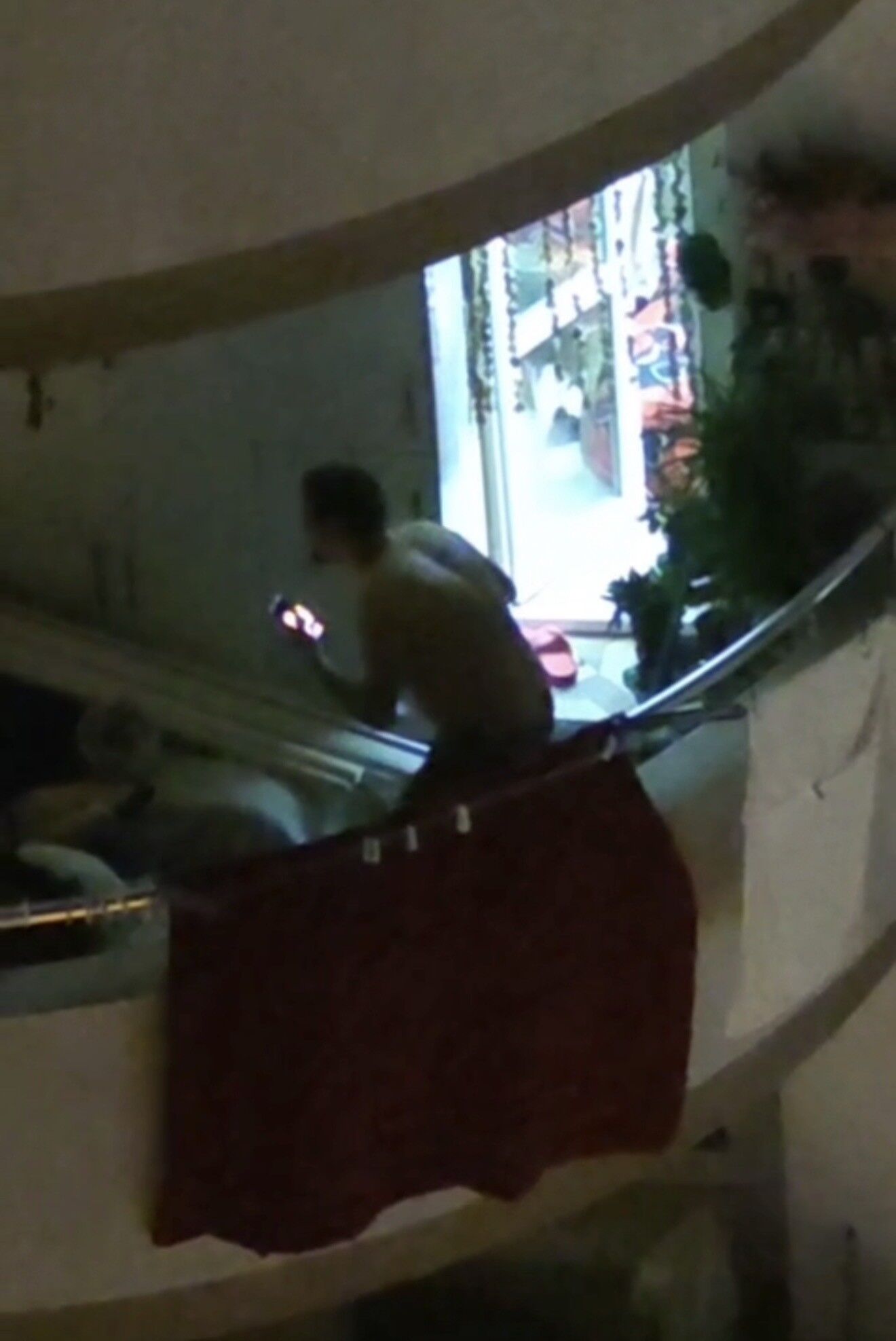 Mahalleyi Korkutan Anlar Kolonya Sisesiyle Balkonda Bagiran Genc Kendini Ve Evi Yakmak (3)