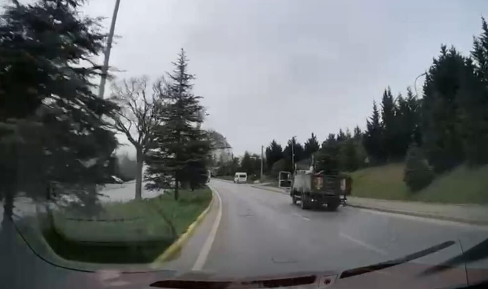 Malzeme Yola Sacildi Agaclar Yerinden Sokuldu Kamyon Kazasi Arac Kamerasina Yansidi (3)