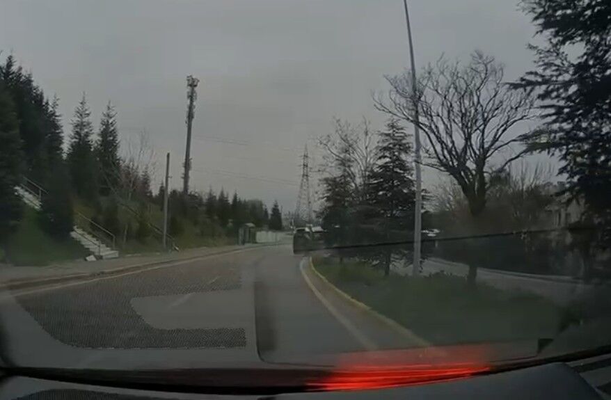 Malzeme Yola Sacildi Agaclar Yerinden Sokuldu Kamyon Kazasi Arac Kamerasina Yansidi (4)