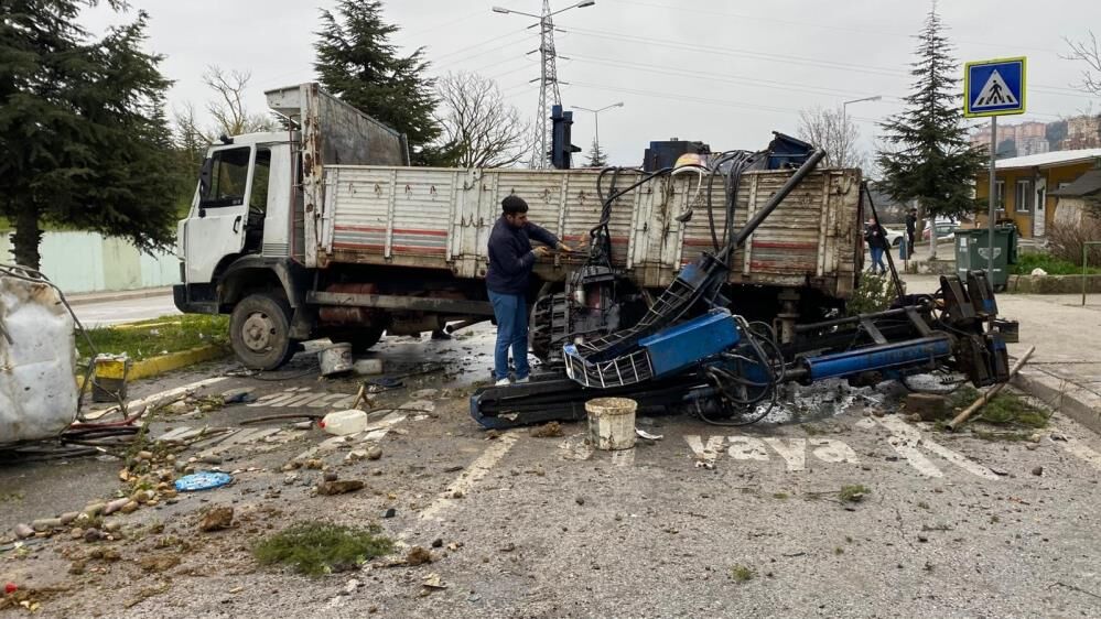 Malzeme Yola Sacildi Agaclar Yerinden Sokuldu Kamyon Kazasi Arac Kamerasina Yansidi (5)