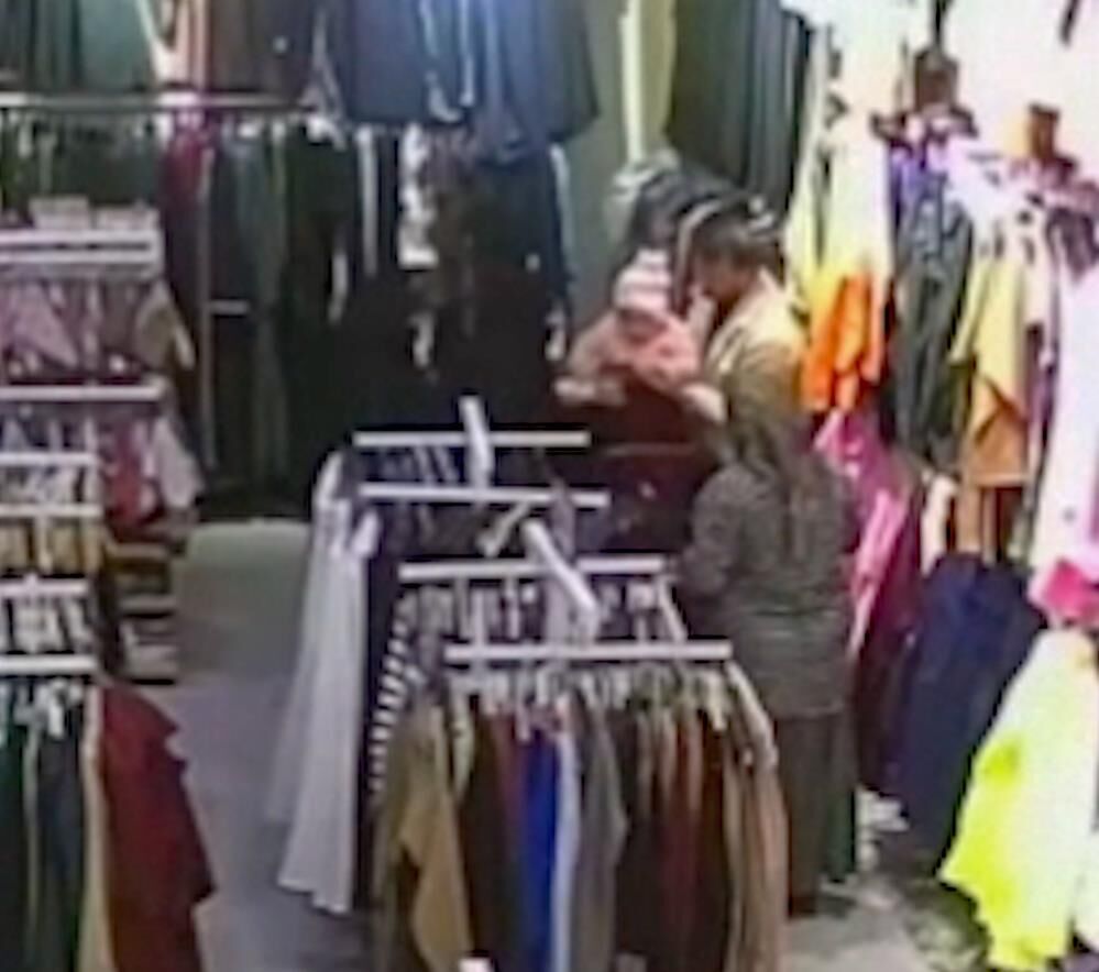 Manisada Esnafin Mudahalesi Bebegi Hayata Bagladi O Anlar Kamerada (4)