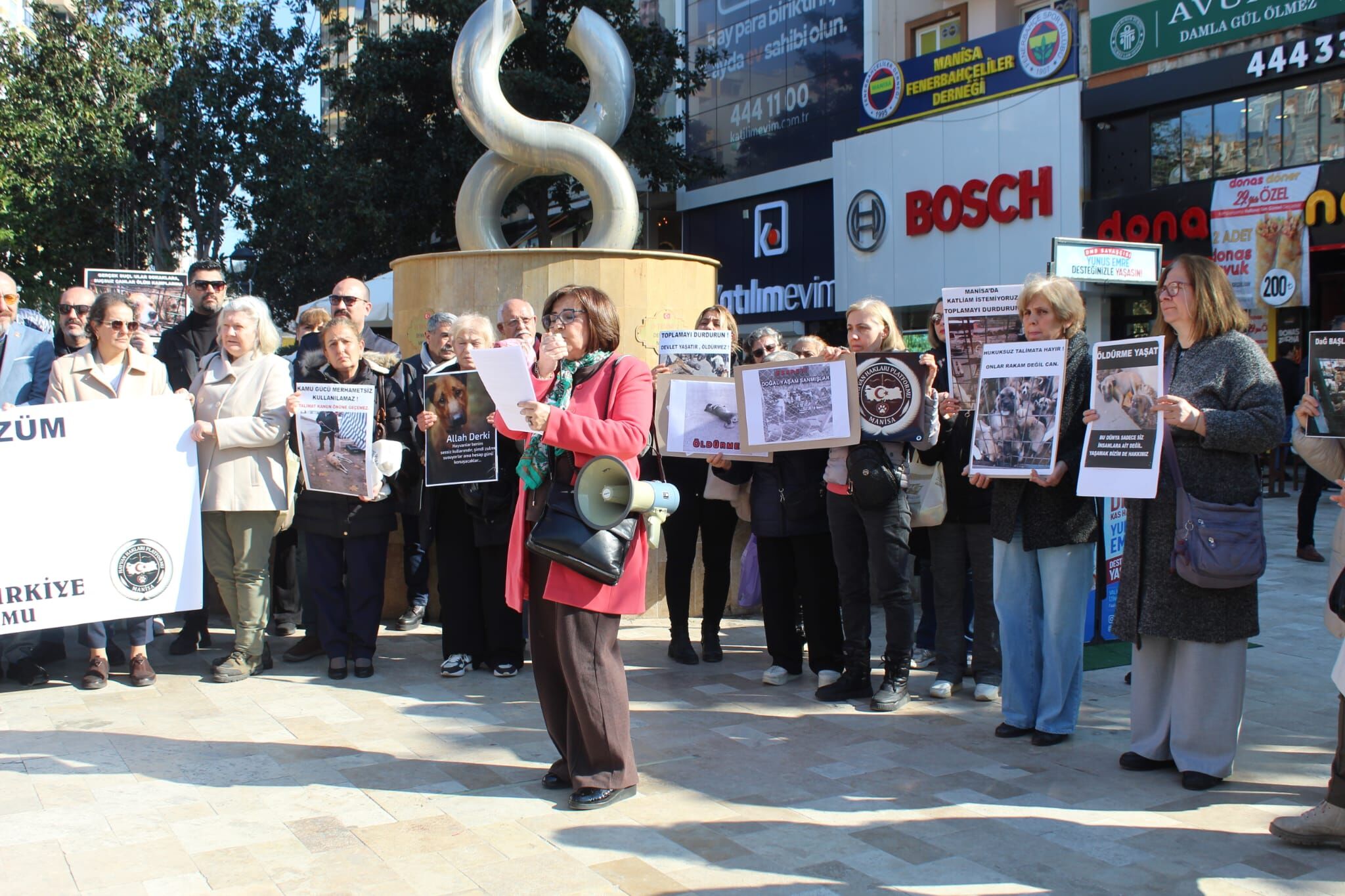 Manisada Hayvan Haklari Gonulluleri Meydanlara Indi (1)