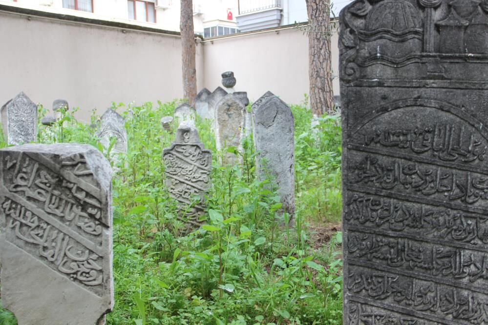 Manisada Yuzyillik Mezar Taslari Tahrip Edildi (3)