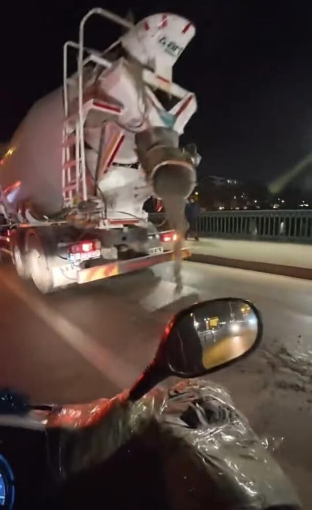 Mikser Yola Beton Dokerek Seyretti Kameralara Boyle Yansidi (1)