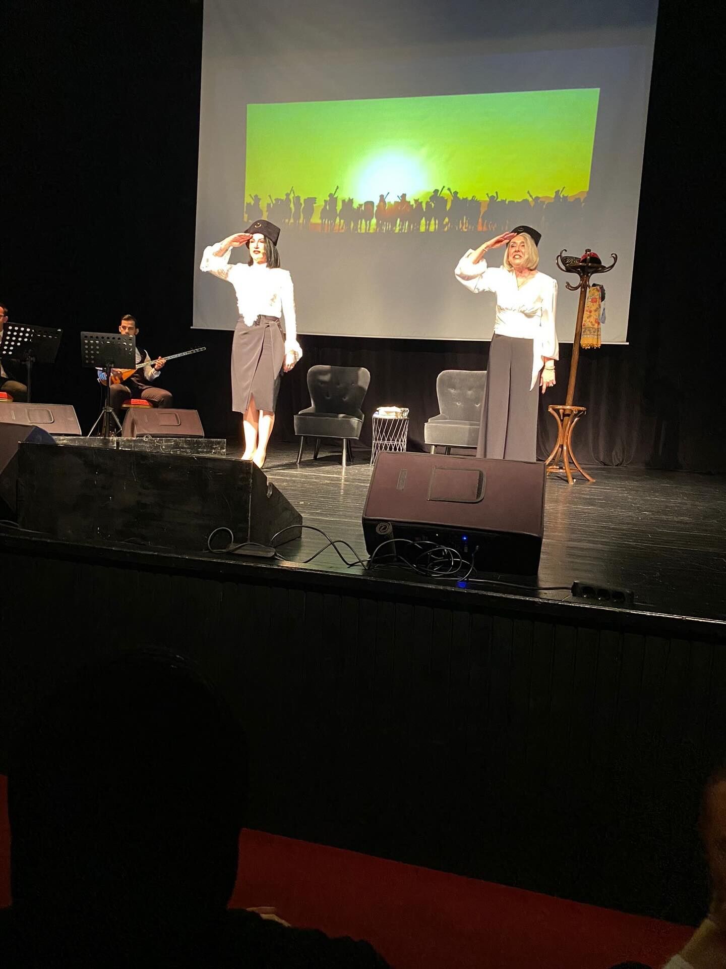 Mizrak Duruşlu Kadinlar (2)