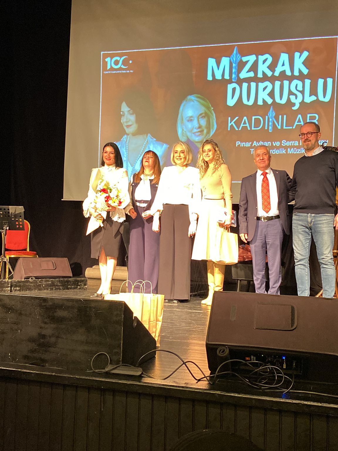 Mizrak Duruşlu Kadinlarr (1)