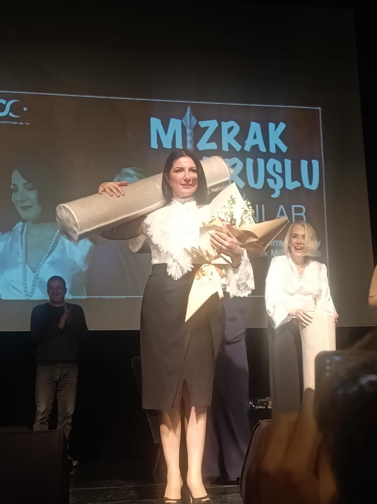Mizrak Duruşlu Kadinlarr (3)