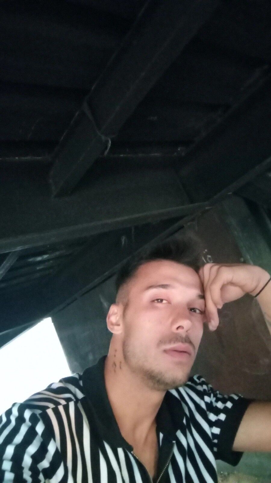 Muzisyene Sokak Ortasinda Infaz Onunu Kesip Gogsunden Bicakladilar-1