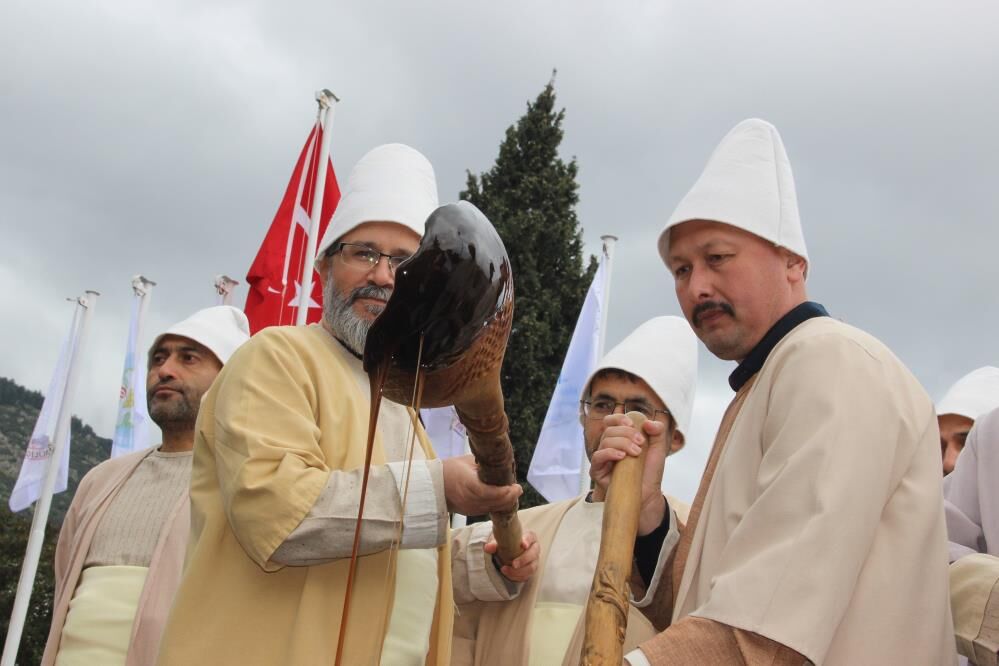 Nevruz Ve Mesir Macunu Gelenegi Bir Arada Manisada Bayram Senligi (9)