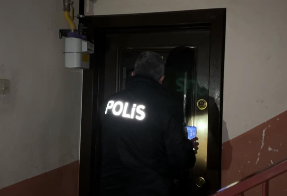 Oglunu Tanimayan Alzheimer Hastasi Annenin Evdeki Direnisi Yurek Burkan Anlar Kamerada (1)-1