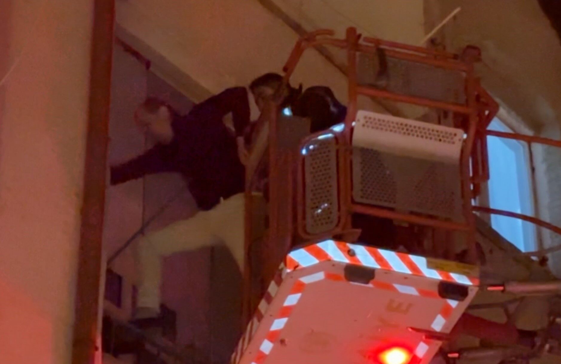 Oglunu Tanimayan Alzheimer Hastasi Annenin Evdeki Direnisi Yurek Burkan Anlar Kamerada (3)