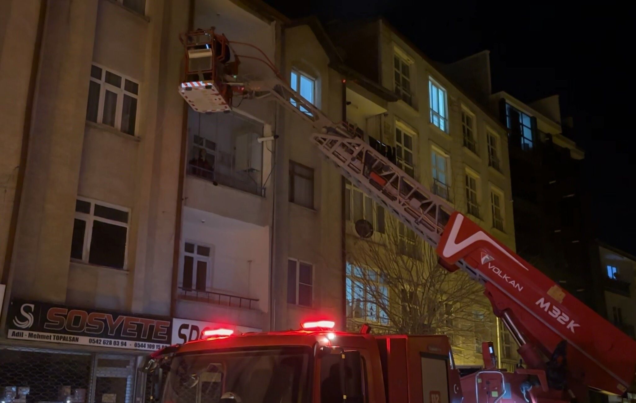 Oglunu Tanimayan Alzheimer Hastasi Annenin Evdeki Direnisi Yurek Burkan Anlar Kamerada (4)