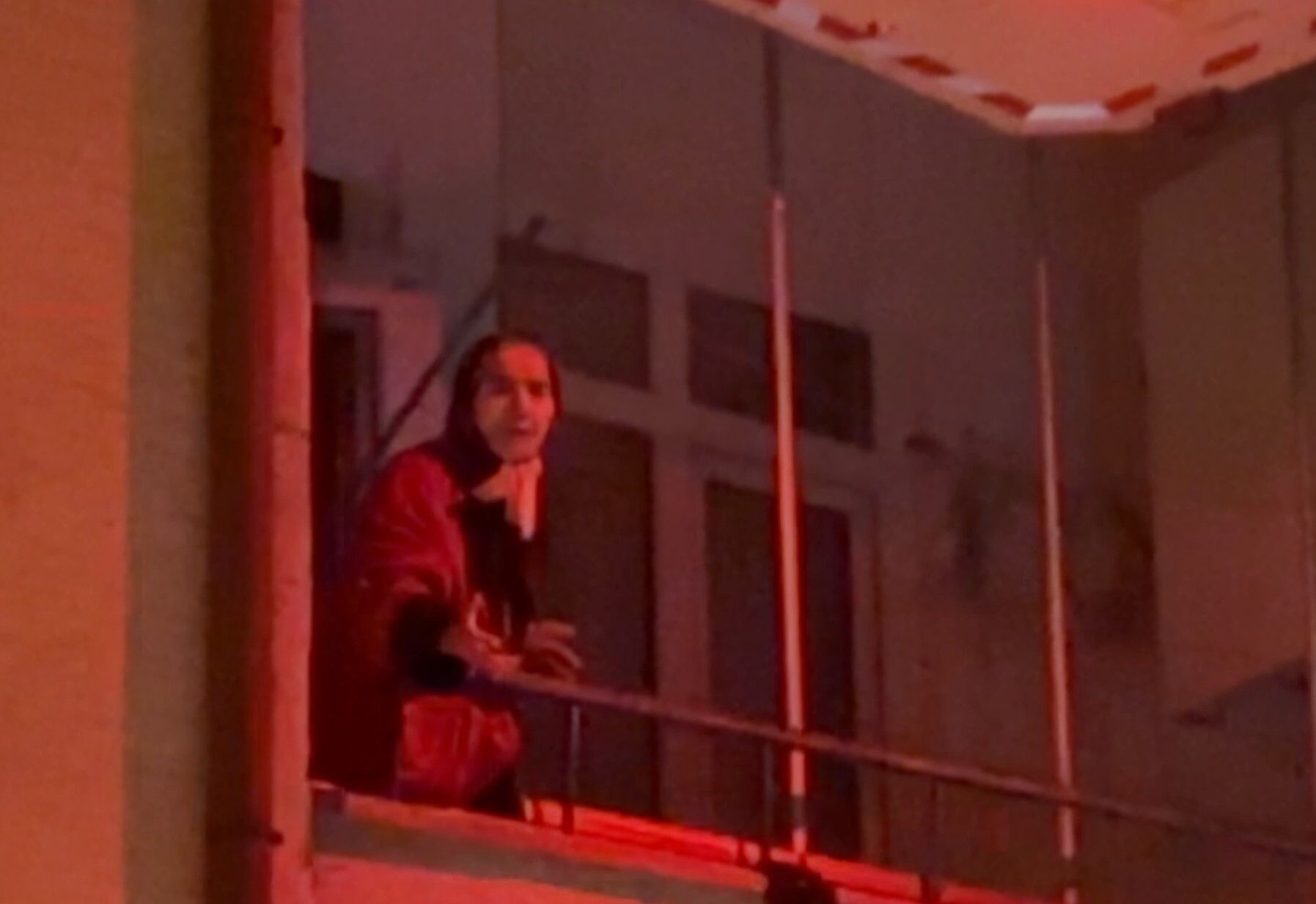 Oglunu Tanimayan Alzheimer Hastasi Annenin Evdeki Direnisi Yurek Burkan Anlar Kamerada (5)