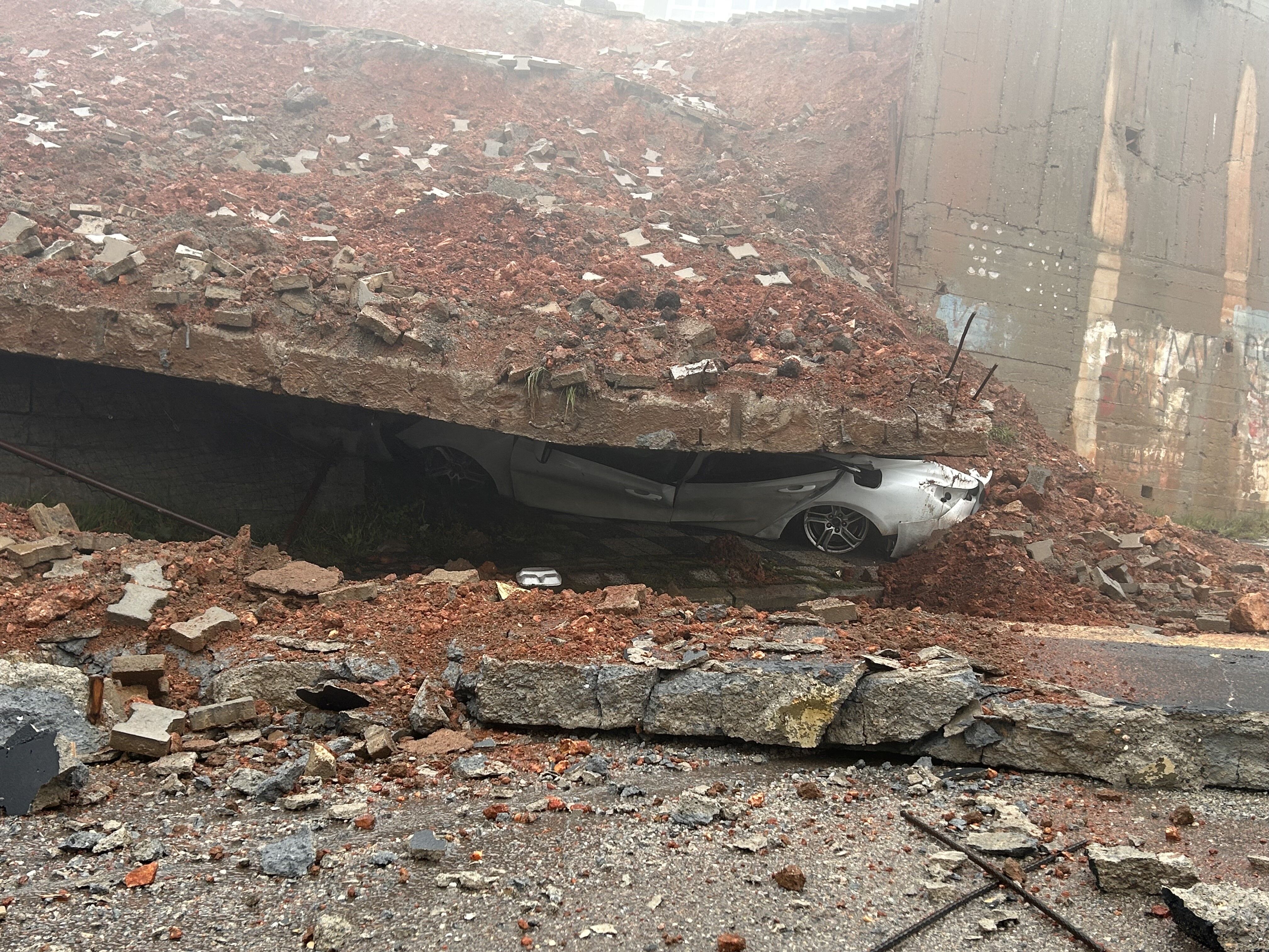 Okul Duvari Coktu Facianin Esiginden Donuldu (2)