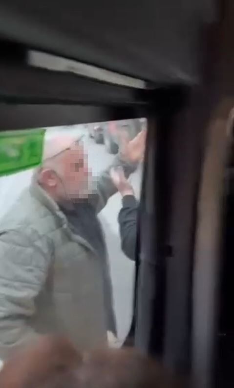 Otomobil Sürücüsü Yol Vermeme Tartışması Yaşadığı Minibüs Şoförüne Bıçak Çekti. Yaşanan O Anlar Cep Telefonu Kamerasına Yansıdı (1)-1