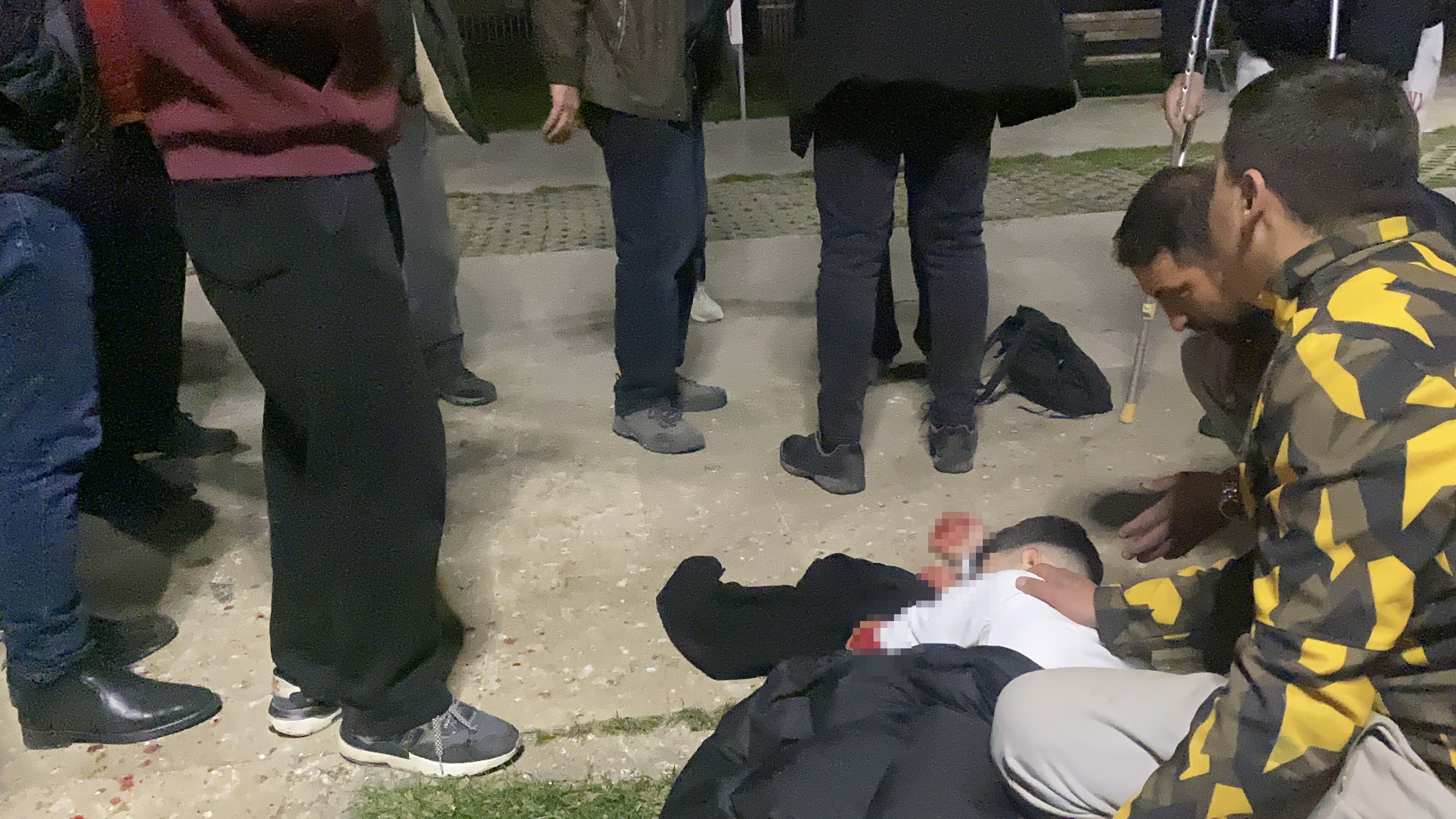 Parkta Gece Yarisi Dehset 16 Yasindaki Cocuk Bicaklandi Yakinlari Sinir Krizi Gecirdi (1)-1