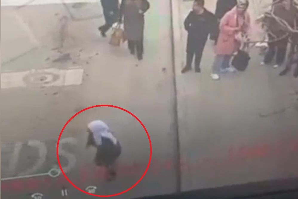 Pes Dedirten Hirsizlik Ani Kamerada Dilenci Gibi Yaklasti Cantayi Kesti (1)-1