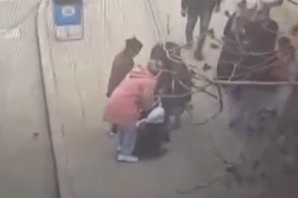 Pes Dedirten Hirsizlik Ani Kamerada Dilenci Gibi Yaklasti Cantayi Kesti (3)