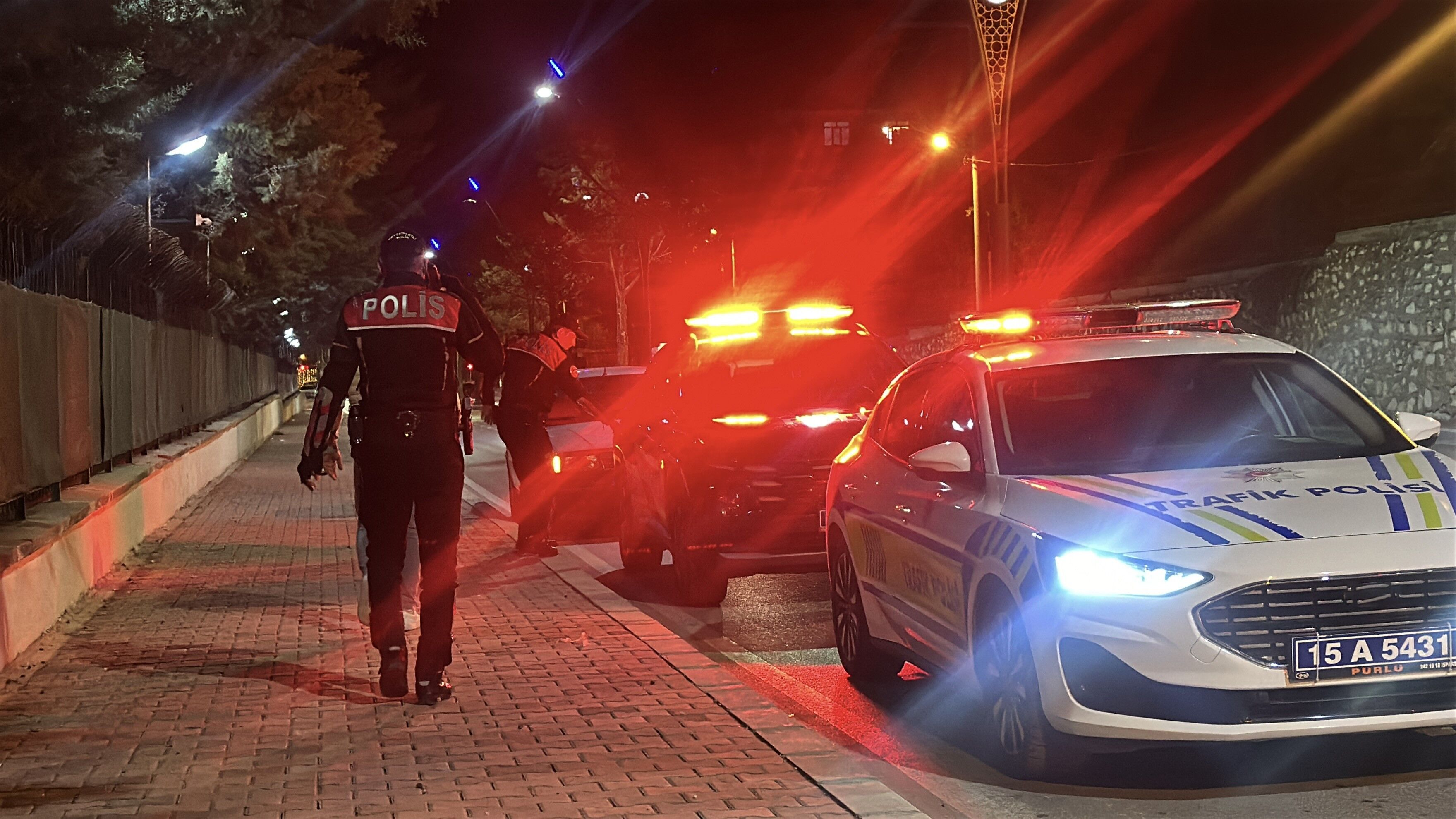 Polisin Dur Ihtarina Uymayan Surucu Kirmizi Isikta Yakalandi Ruhsat Sahibi Olayi Karistirdi (1)-1