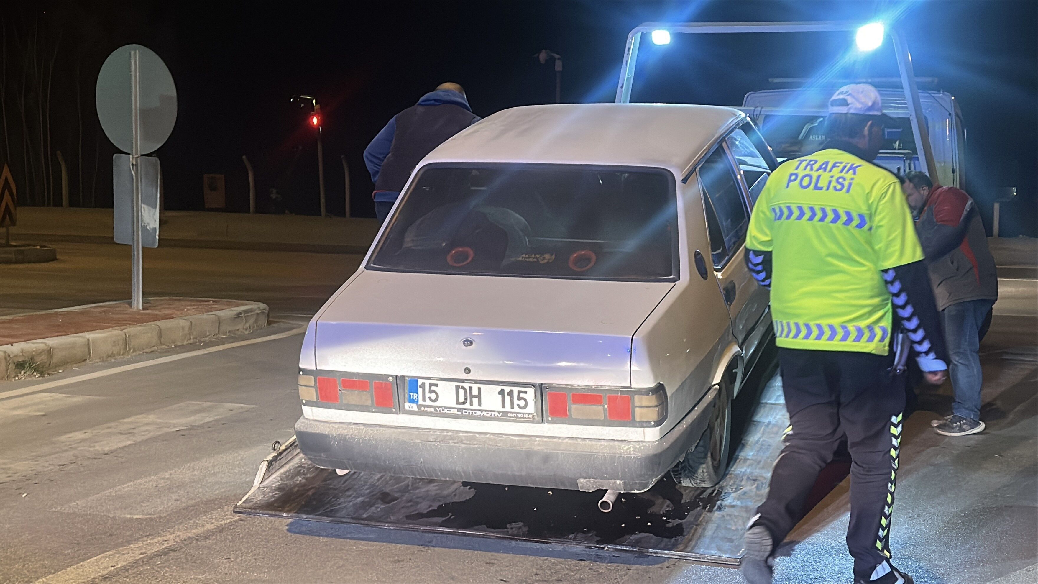Polisin Dur Ihtarina Uymayan Surucu Kirmizi Isikta Yakalandi Ruhsat Sahibi Olayi Karistirdi (3)