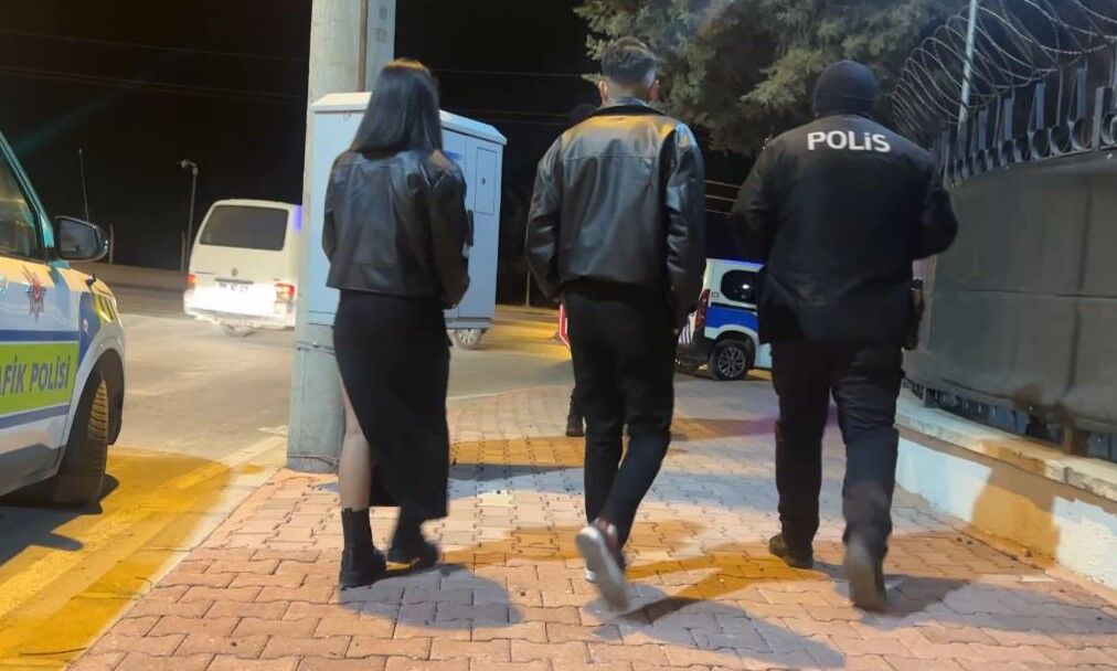 Polisin Dur Ihtarina Uymayan Surucu Kirmizi Isikta Yakalandi Ruhsat Sahibi Olayi Karistirdi (5)